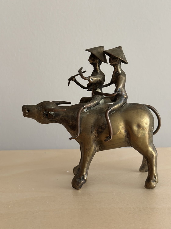 Image 1 of Figura antigua de latón: dos figuras sobre un búfalo de agua
