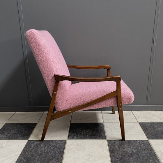 Roze Fauteuil van Jiri Jiroutek jaren 60 opnieuw bekleed in Bouclé Roze – Textile, Wood, Vintage (photo 6 of 14)