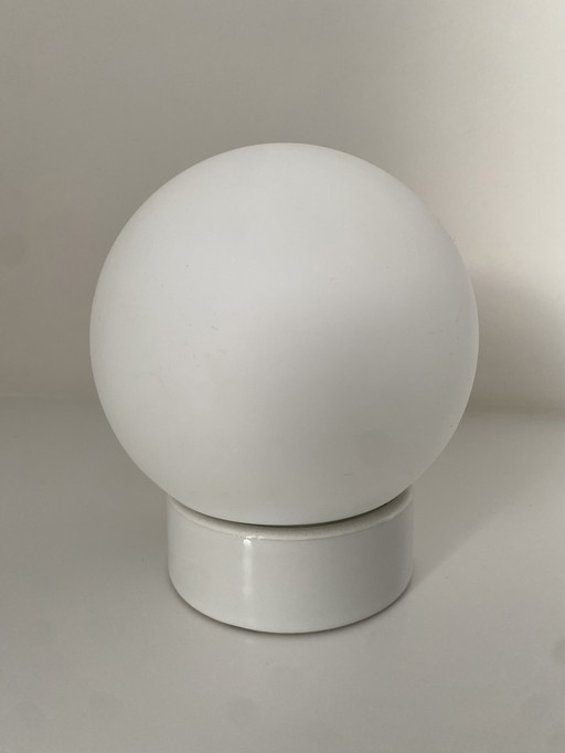 Ifö Elektrische Klassische Kugelkugellampe - Porzellan-Deckenleuchte im Bauhaus-Stil.
