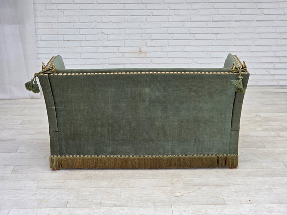 Image 1 of Canapé danois 2 places à accoudoirs rabattables, style « espagnol », années 1970, en velours vert et rouge.