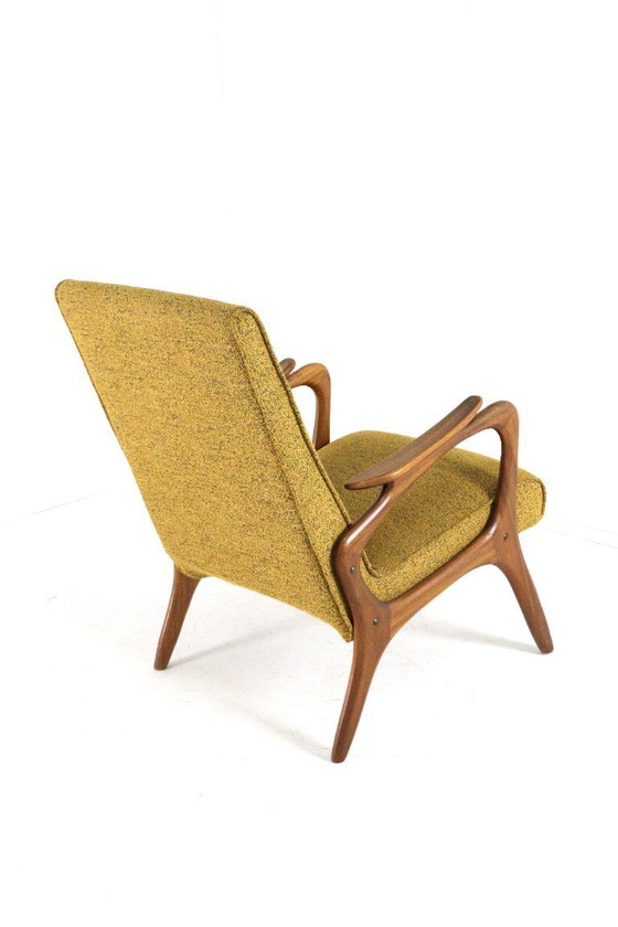 Image 1 of Fauteuil vintage jaune capitonné