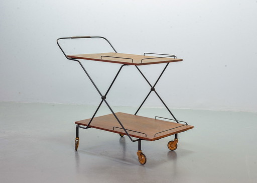 Skandinavischer, minimalistischer, faltbarer und mobiler Teewagen aus Teakholz auf schwarzem Stahlrahmen. Dänemark, 1950er Jahre