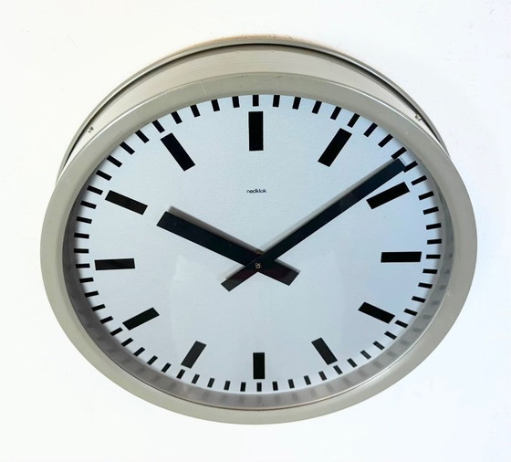 Image 1 of Grijze industriële stationswandklok van Nedklok, 1960