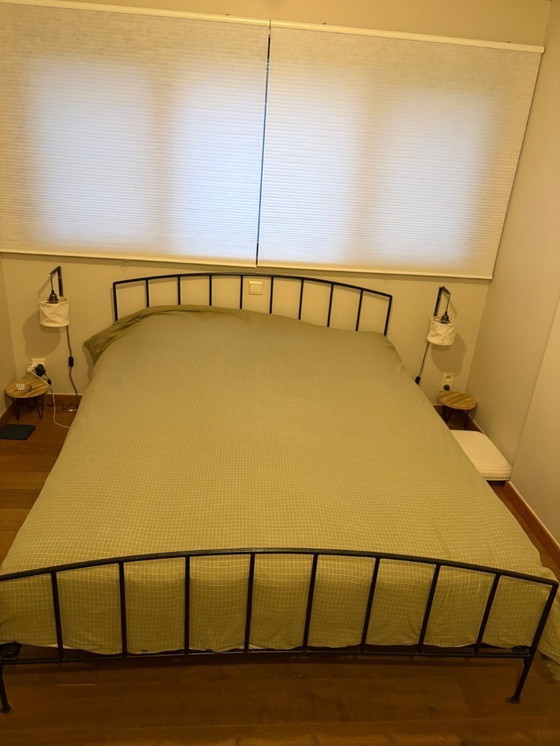 Image 1 of HABITAT Bettgestell aus schwarzem Eisen mit Lattenrost. 160 x 200 cm