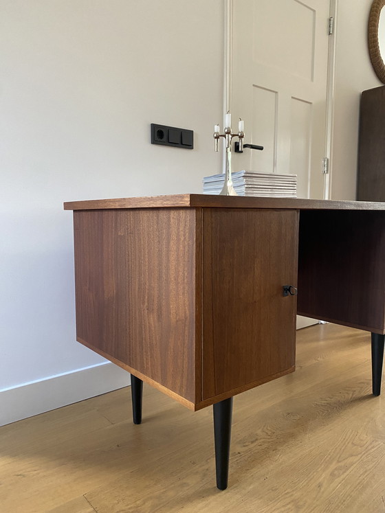 Image 1 of Escritorio antiguo de teca