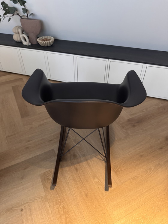 Image 1 of Vitra rar schommelstoel zwart met zwart onderstel et esdoorn walnoot hout onderstel