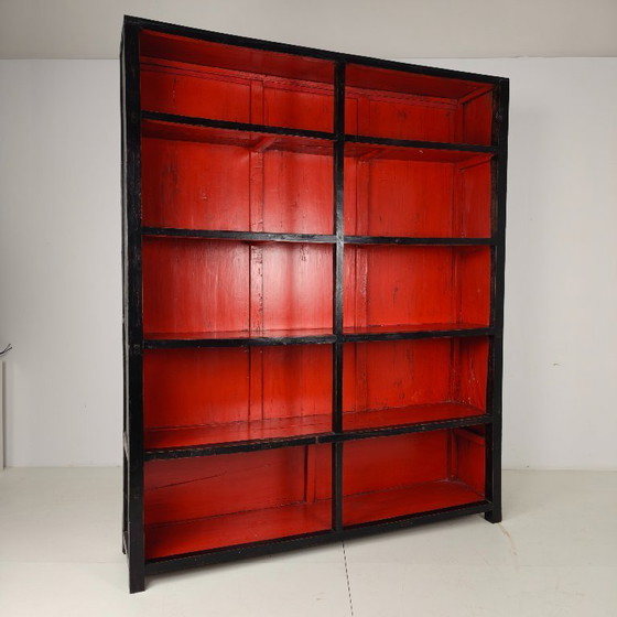 Image 1 of Gran vitrina/librería abierta china antigua con laca roja en el interior.