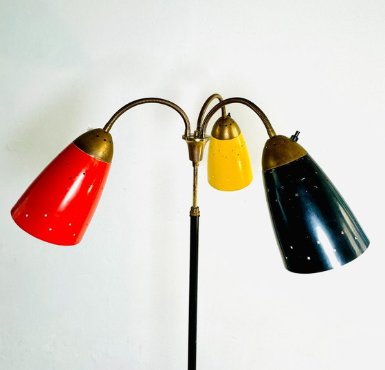 Rietveld-Stehlampe mit drei farbigen Schirmen von Hagoort Lighting, Niederlande, 1950er Jahre – Stehleuchten (photo 3 of 11)