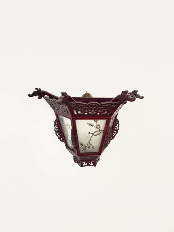 Image 1 of Paire d'appliques murales chinoises vintage en bois sculpté, style lanterne de palais - Panneaux de verre peints à la main à l'e