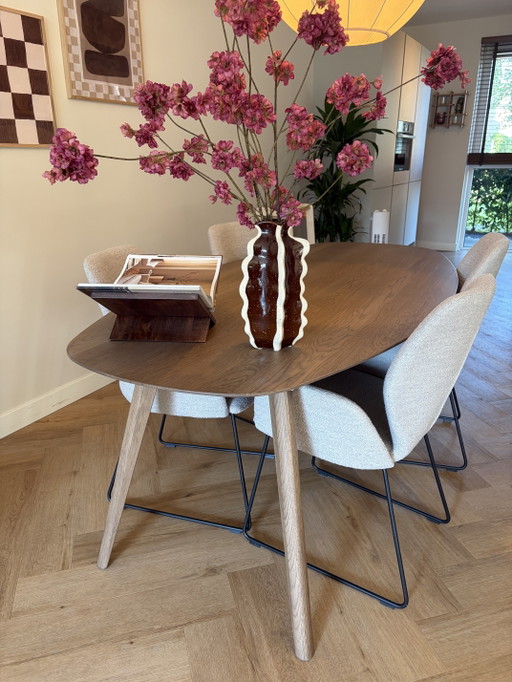 Tavolo da pranzo in legno marrone, sedia Hello, semi-ovale, 100x200