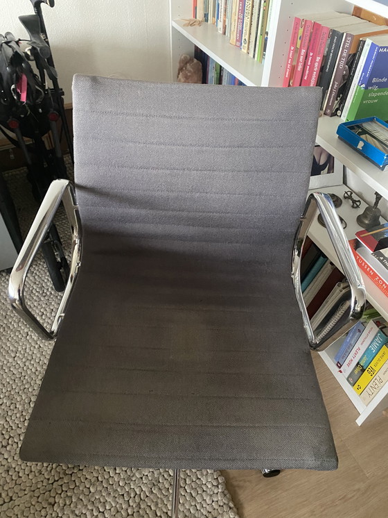 Image 1 of Eames Aluminum Group office chair – Vitra – gray upholstery