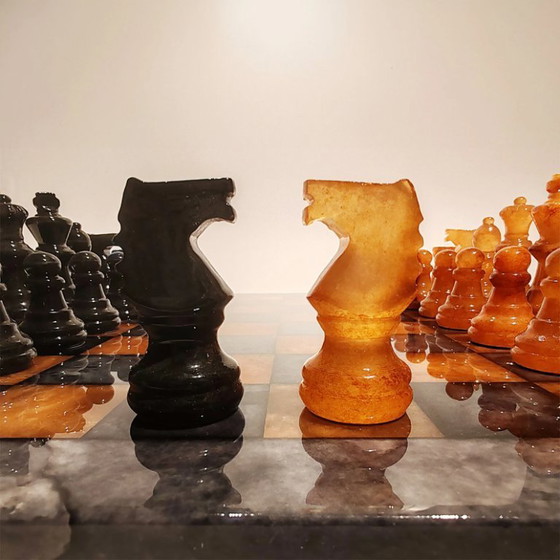 Image 1 of Jeu d'échecs de luxe vintage des années 1970 en véritable albâtre de Volterra sculpté à la main - Noir et agate (brun) - Fabriqu