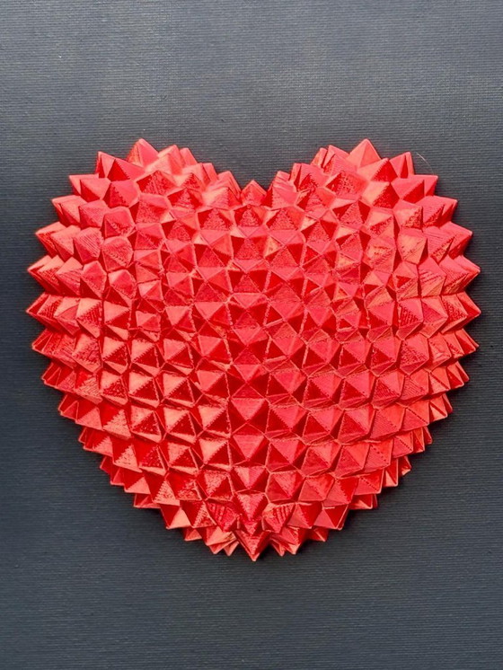 Image 1 of Décoration murale géométrique en forme de cœur 3D – Sculpture rouge en PLA sur toile noire (encadrée)