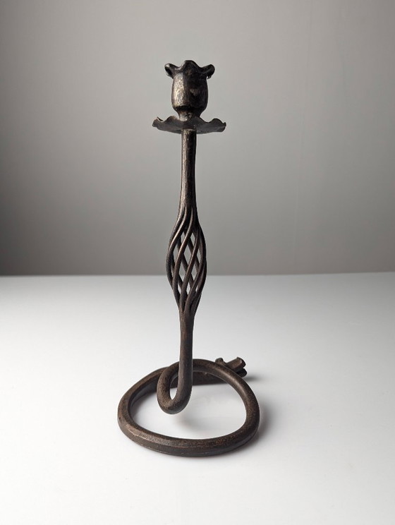 Image 1 of Candelabro a forma di drago in ferro battuto, nello stile di Samuel Yellin, XX secolo.