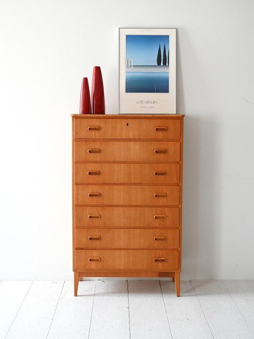 Tallboy escandinavo de roble de los años 60 con asas esculpidas