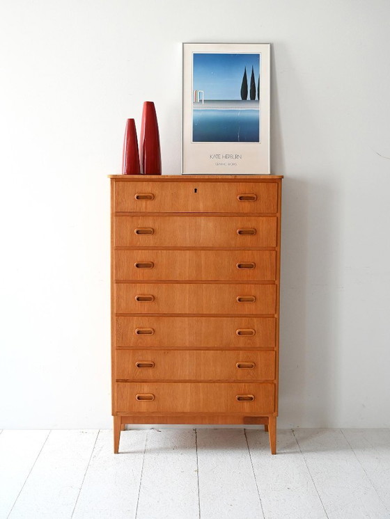 Image 1 of 1960er Jahre Skandinavischer Eichen-Tallboy mit geschnitzten Griffen