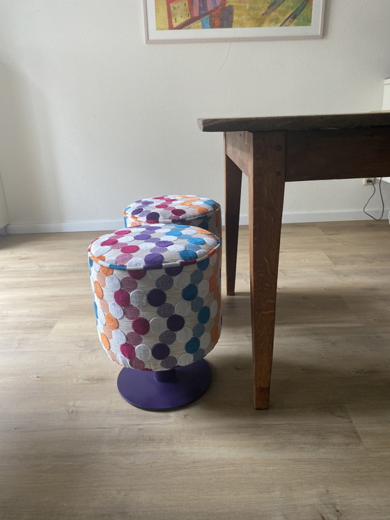Conjunto único de muebles reciclados: dos pufs con diseño de McDonald's retapizados sobre bases de acero. (photo 8 of 11)