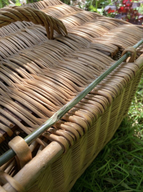Image 1 of Cesta de mimbre antigua con cierre y asa.