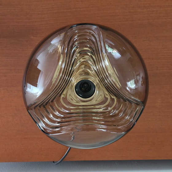 Image 1 of Vintage Space Age tafellamp – Peill & Putzler “Wave” / “Futura” – 1970s Duitsland – Rookglas en Metaal – Ø 26 cm. Space Age