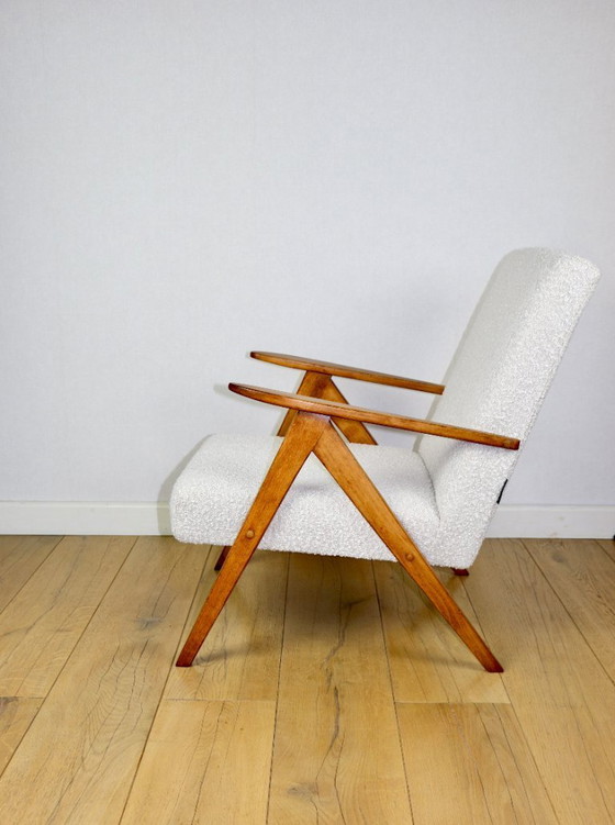 Image 1 of Fauteuil vintage B-310 VAR blanc structure bouclé années 1970 - bois couleur hêtre