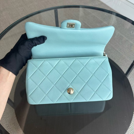 Image 1 of Chanel 2020 Elegante Saison-Klapptasche mit Harzkette – Gestepptes Lammleder in Tiffany-Blau, GHW Nr. 29