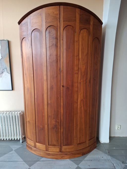 Gabinete de nogal diseñado por Theo Salet