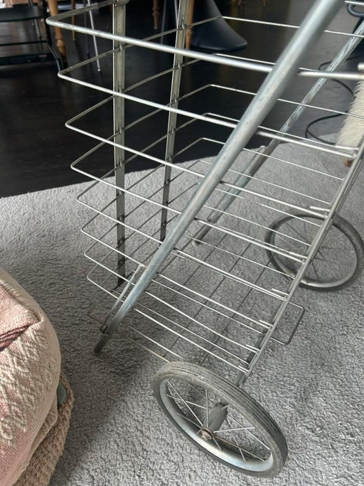 Carrello della spesa vintage in acciaio inossidabile