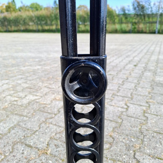 Image 1 of Tavolo industriale antico - Legno e metallo - Altezza regolabile