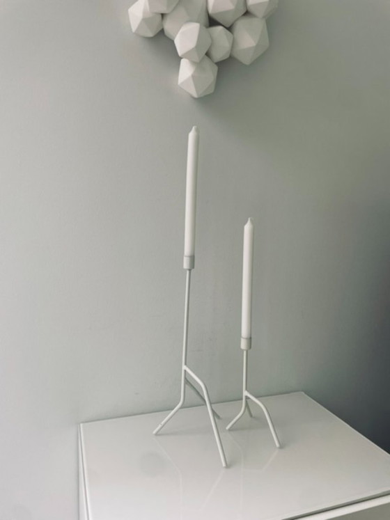 Image 1 of Set di 2 candelabri artigianali dal design storto in metallo bianco.