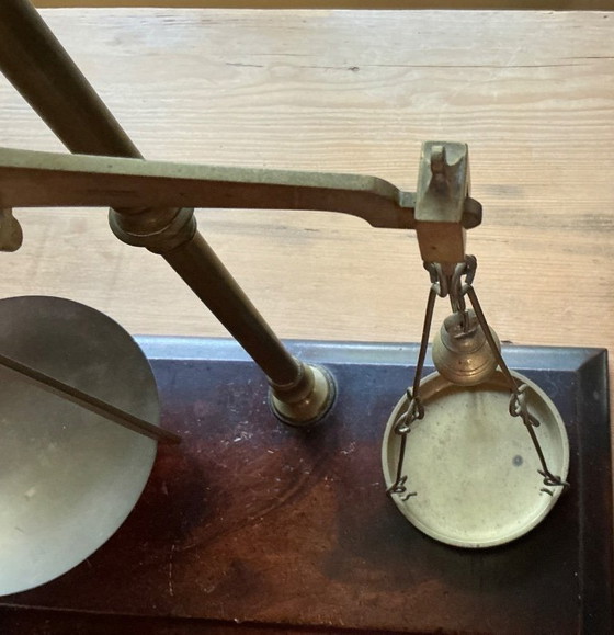 Image 1 of balances en cuivre de magasin d'antiquités