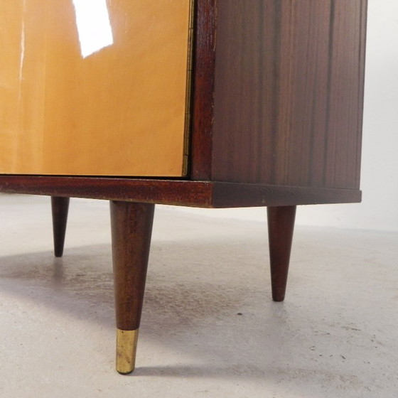 Image 1 of Vitrina de estilo futurista con puertas correderas de cristal, Bélgica, década de 1960.