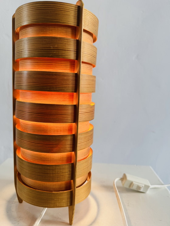 Image 1 of LÁMPARA CILÍNDRICA DE MADERA DE PINO A LA MANERA DE HANS-AGNE JAKOBSSON, SUECIA, HACIA 1960