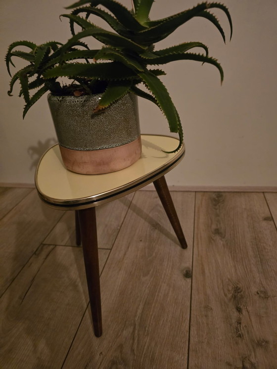 Image 1 of Table d'appoint jaune ocre chaleureux avec bordure en laiton et magnifique plateau en Formica au style rétro.