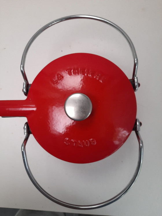 La théière Staub en fonte émaillée rouge – Accessoires de table, Cast Iron (photo 6 of 6)
