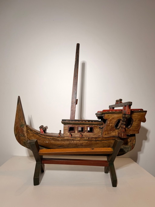 Antieke, handgesneden houten sculptuur van een vissersboot op een standaard – beeldhouwkunst (photo 2 of 6)