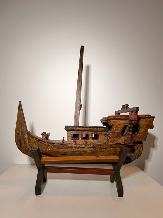 Antieke, handgesneden houten sculptuur van een vissersboot op een standaard – Beeldhouwkunst (photo 2 of 6)