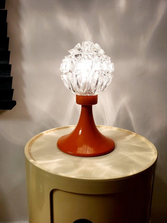 Image 1 of Lampada da tavolo vintage in stile spaziale degli anni '60 con paralume in vetro e base in metallo arancione