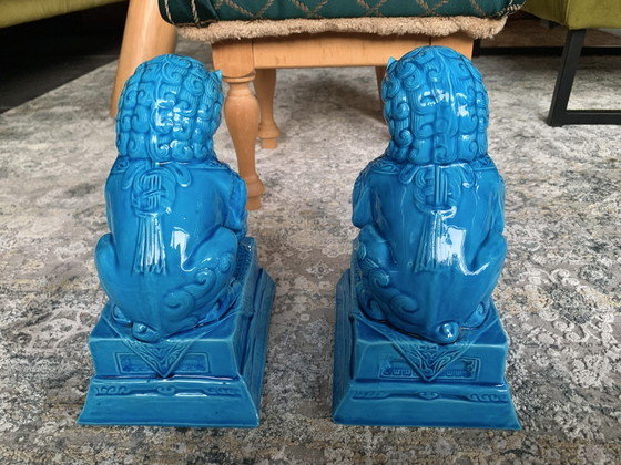 Chinoiserie, par de leones guardianes de templo "Foo Dogs" de los años 50, porcelana de mediados de siglo. (photo 5 of 7)