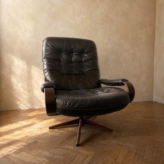 Image 1 of Draaibare loungestoel in Scandinavische stijl, zwart leer, met gebogen houten frame, jaren 70