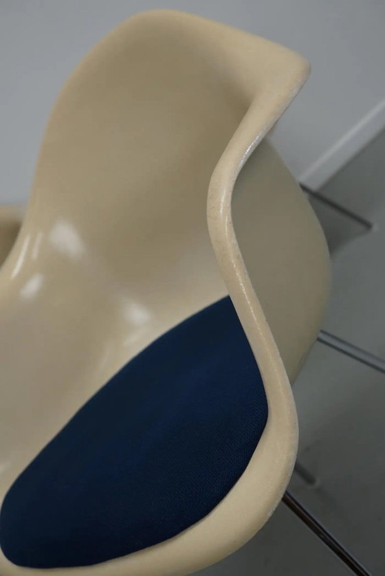 Image 1 of Set di tre poltrone DAX in fibra di vetro color pergamena, Eames per Herman Miller / Vitra