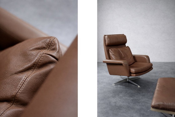 Image 1 of Fauteuil pivotant et repose-pieds en cuir marron, style danois moderne vintage, années 1970, ensemble de 2