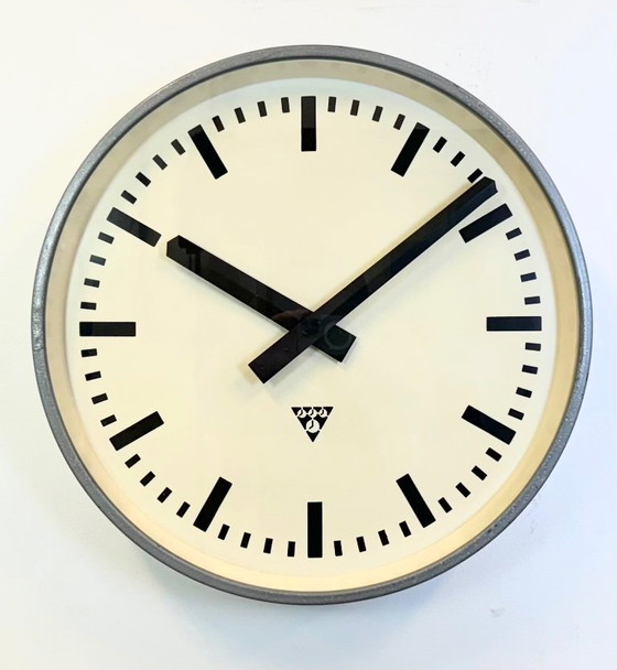 Image 1 of Grote grijze industriële fabriekswandklok van Pragotron, jaren 60