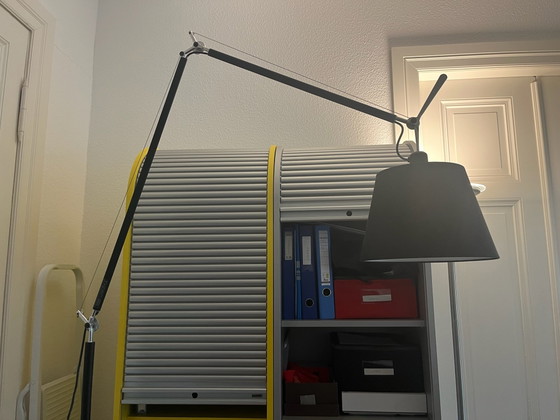 Floor light Tolomeo Mega with parchment shade and aluminum base in black, Artemide, Textile, Aluminium (photo 3 of 5)