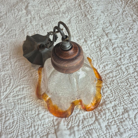 Vintage flower Pendant lamp in textured glass with amber rim and wood, Brown (photo 3 of 6)