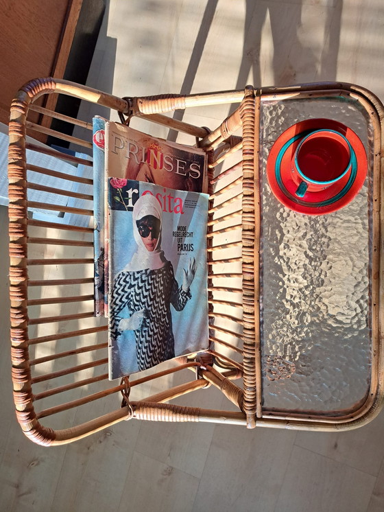 Image 1 of Table de lecture en rotin