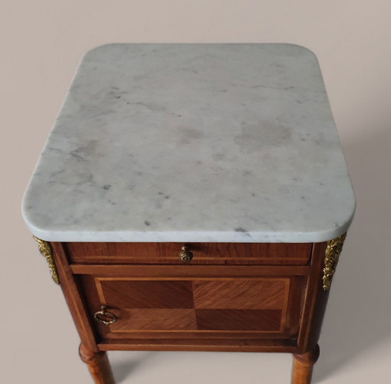 Image 1 of Bijzettafel in Louis XVI-stijl met marqueterie - Marmeren blad en verguld bronzen decoraties
