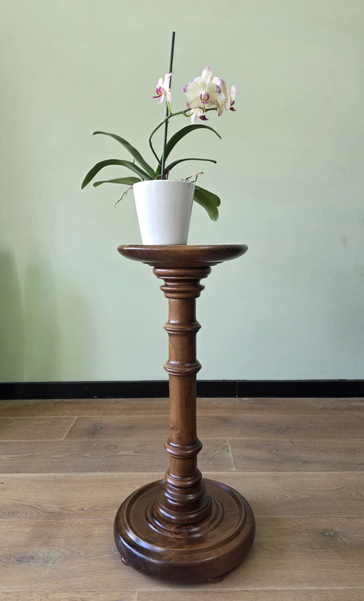 Columna/pedestal de madera vintage con mucho carácter – Madera torneada – 63 cm