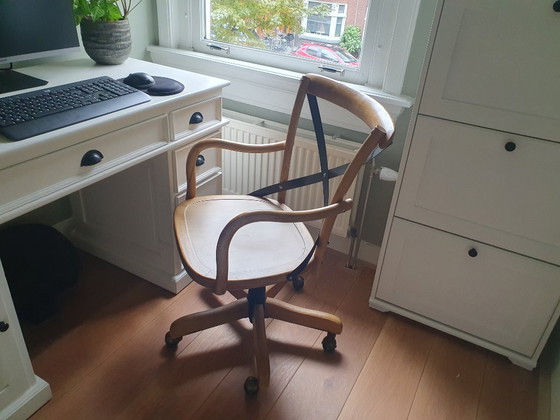 Image 1 of Delightful oak wood desk chair 