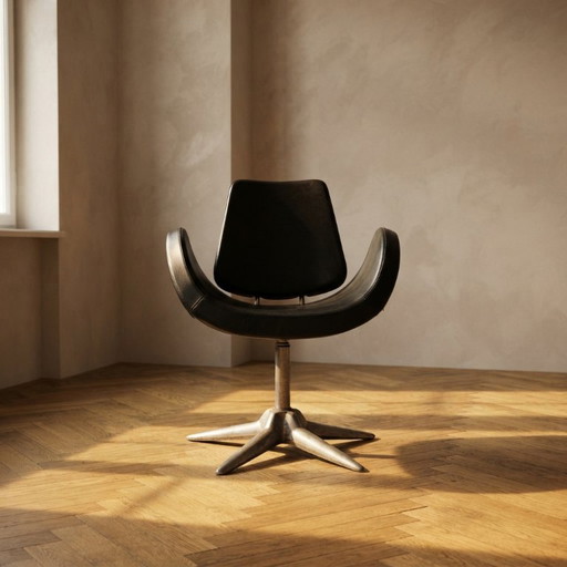 Alipes Zwarte Draaibare Salonstoel met Chromen Stervoet van Giorgetto Giugiaro voor Gamma & Bross, Italië, Hedendaags, 85 × 70 ×