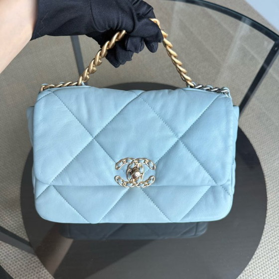 Image 1 of Chanel 19 Tas Klein - Gewatteerd geitenleer Lichtblauw Tweekleurige gouden hardware Microchip